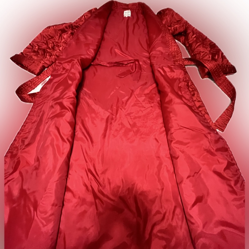 Lovely red quilted Neiman Marcus robe. Medium to large. - Picture 7 of 17